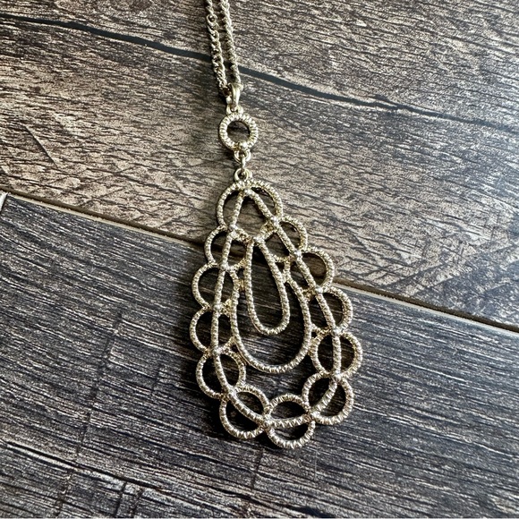 Elegant Silver Pendant Necklace - Picture 2 of 3